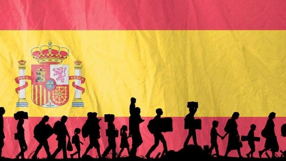 bandera de espana y personas immigrantes