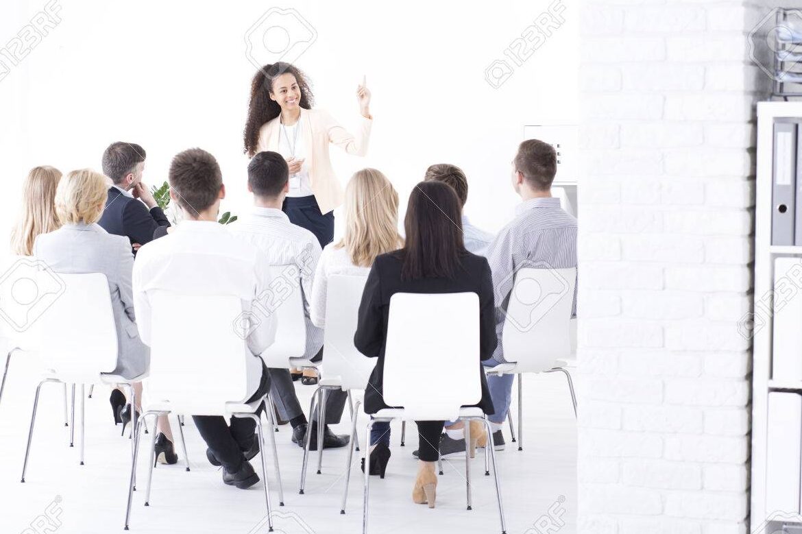 personas participando en reunion